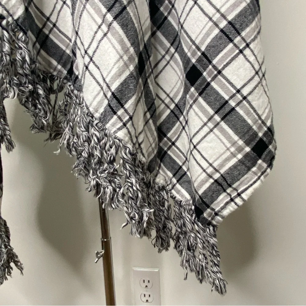 Torrid Black White Gray Wrap Cardigan
